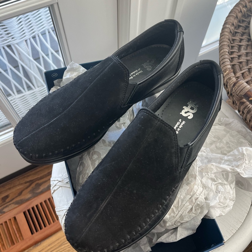 NWT Women’s SAS Black Suede slip on Loafers “Charcoal Dream Suede” size 8W